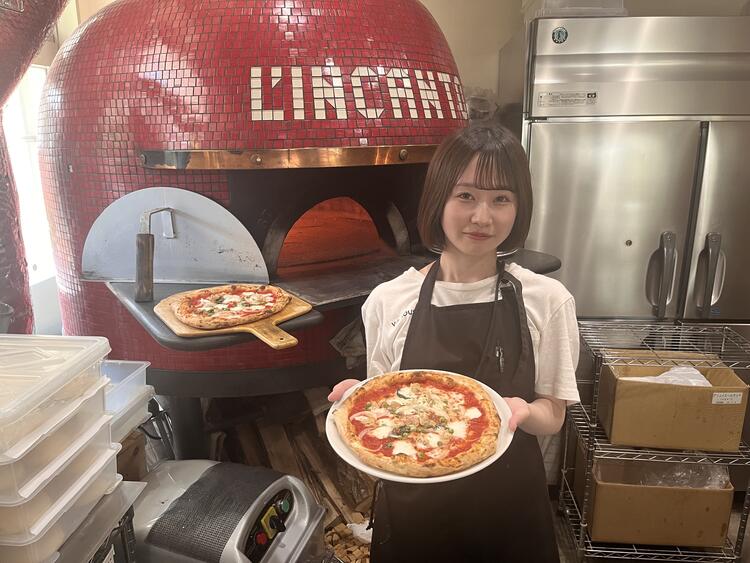 イタリアの薪窯で焼かれるピッツァ！