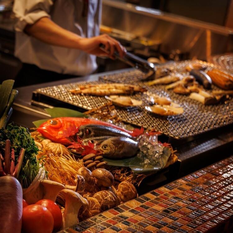 自慢の食材を焼き上げる「炉端焼き」！