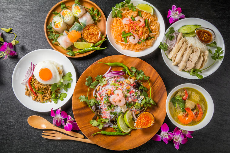 夜はスパイスを使ったメニューを展開