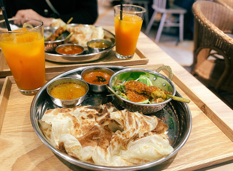 お昼は本格的なスパイスカレーを提供！