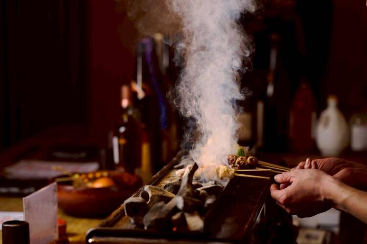 炭火で焼く串焼