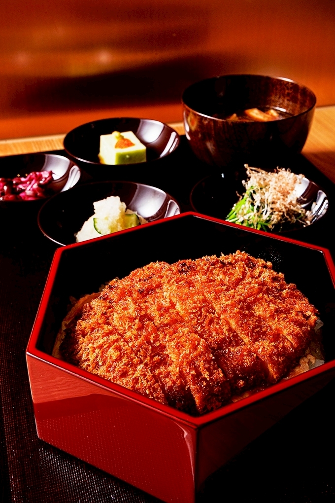 かつ丼の常識を打ち破る“至高の一皿”！