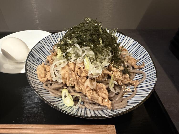 濃いつゆにラー油をかけて豪快に！