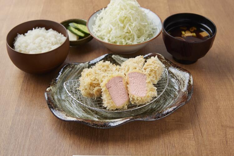 白いサクサクの衣が特徴のとんかつ