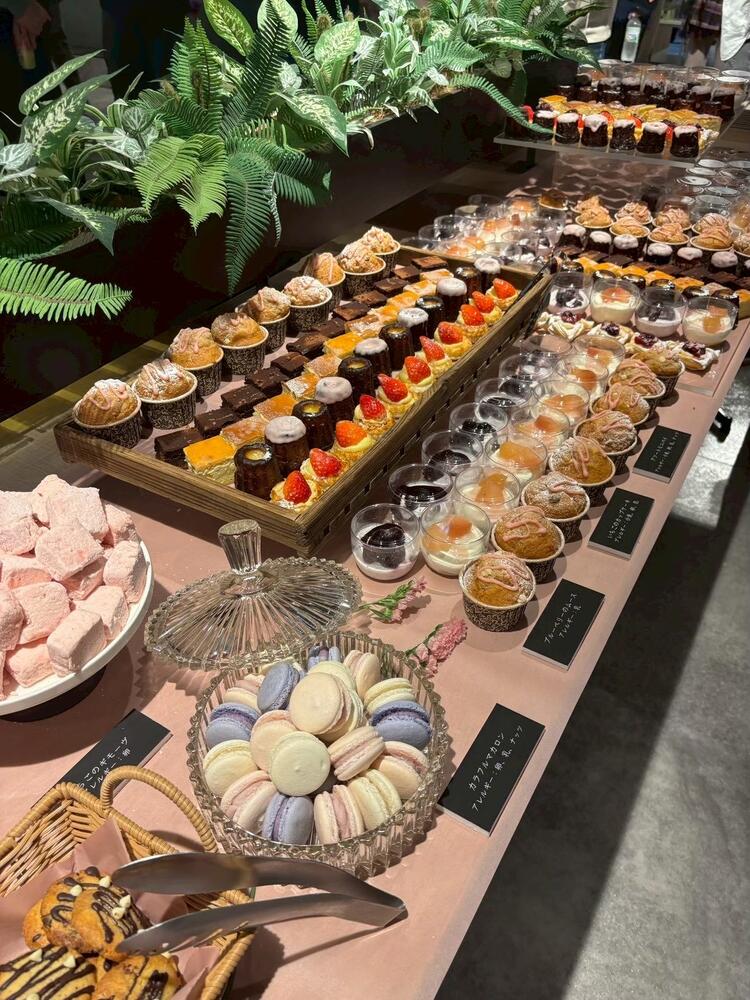 スイーツコーナー、寿司コーナー...など