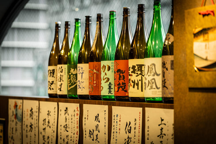 厳選した日本酒も楽しめる