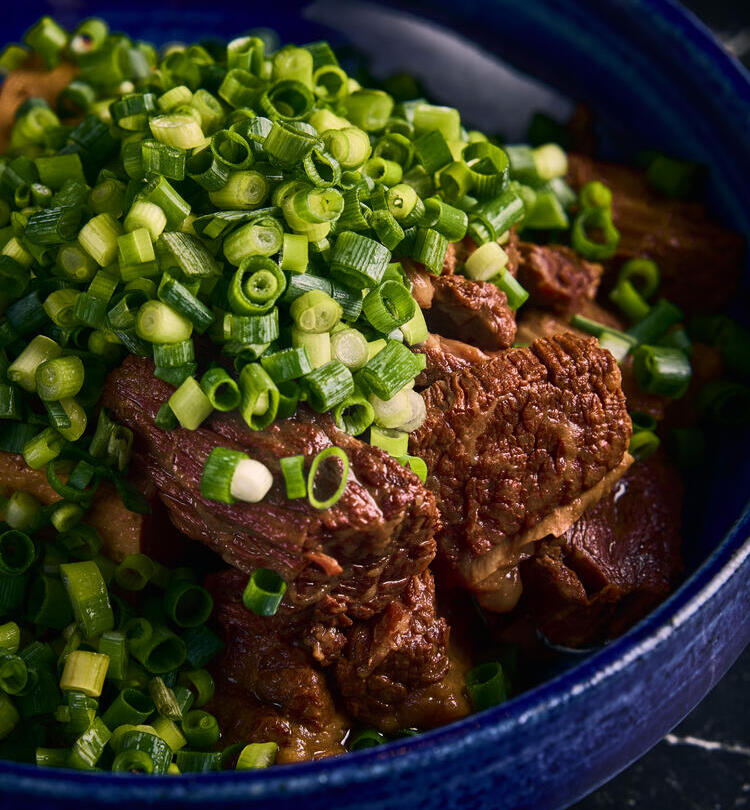 昼は牛丼、夜は居酒屋。2つの顔を持つお店