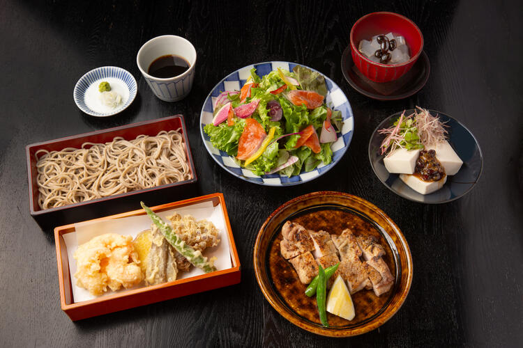 こだわりのお蕎麦と、旬を愉しむ一品料理