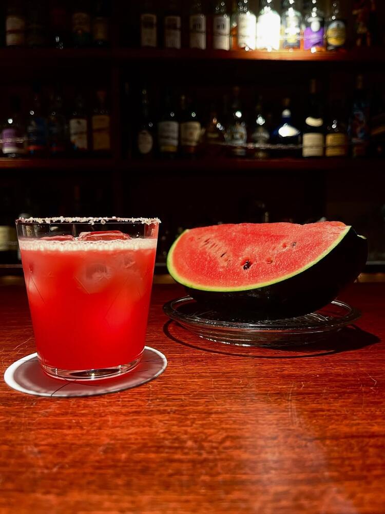 フルーツを使ったカクテルも提供