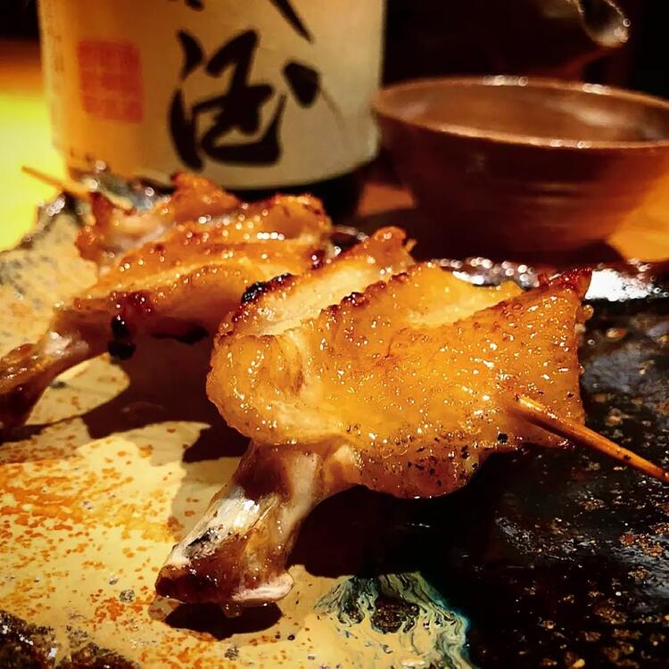 丸鶏から捌き、部位に合わせて串打ち