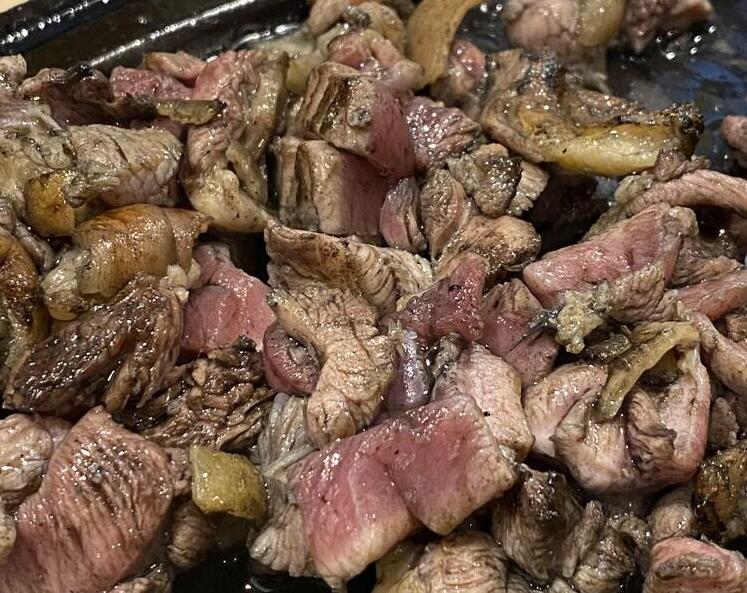 不動の人気「もも一本炙り焼き」