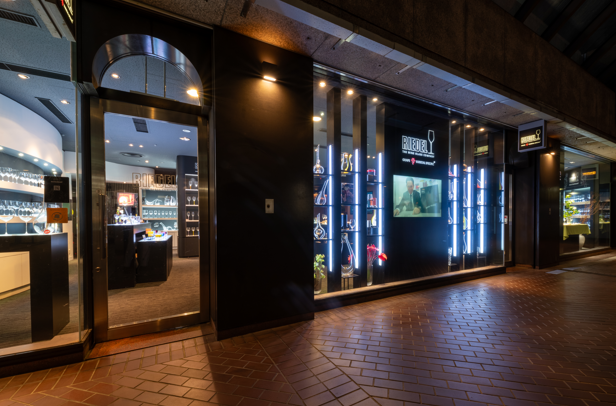 落ち着きのある店内でワイングラスを販売