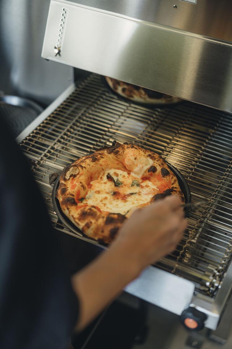 ジェットオーブンで焼き上げていきます🍕