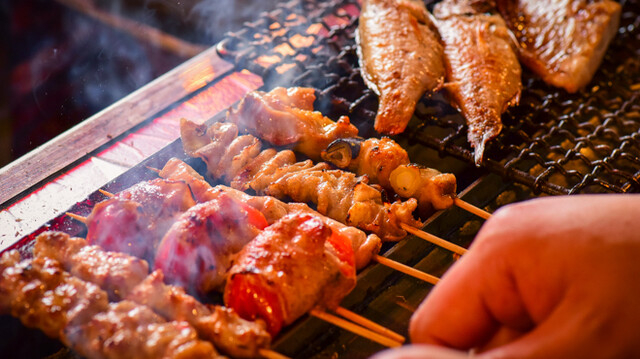備長炭でじっくり焼き上げる自慢の焼鳥