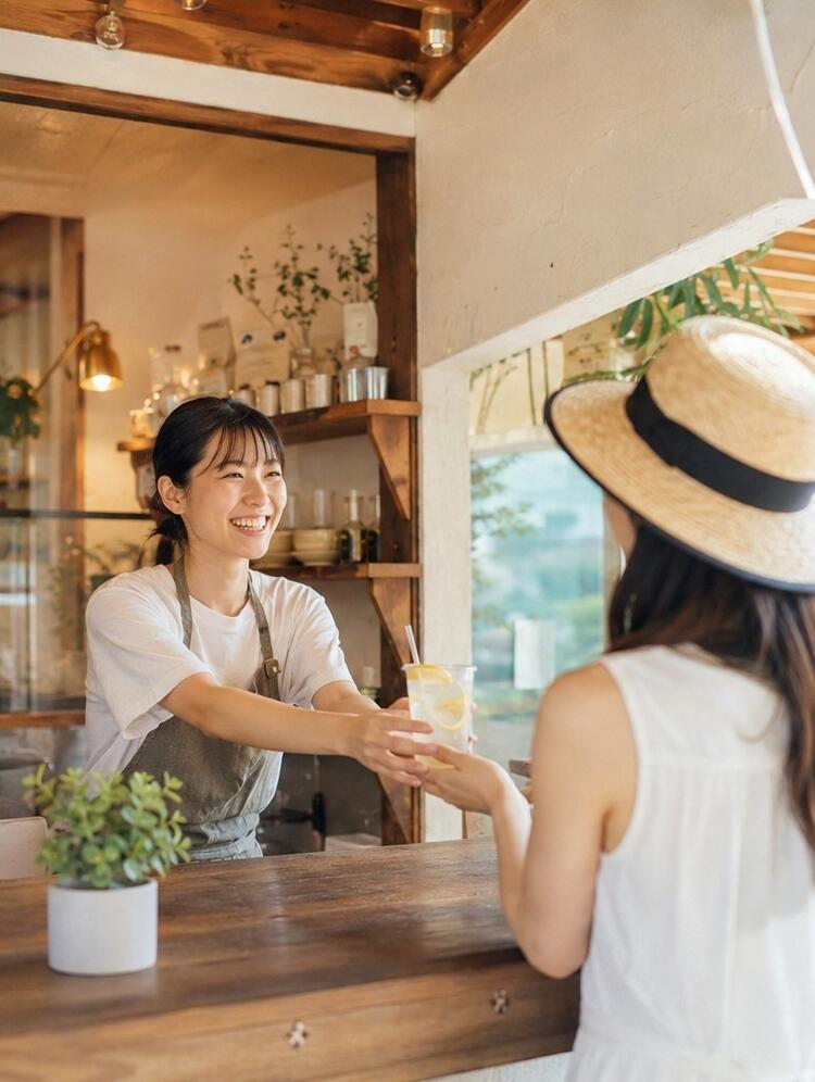 一軒家を改装した店舗。笑顔で接客