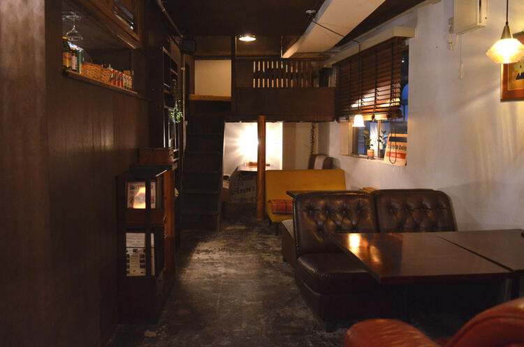 屋根裏を連想させる落ち着いた空間♪