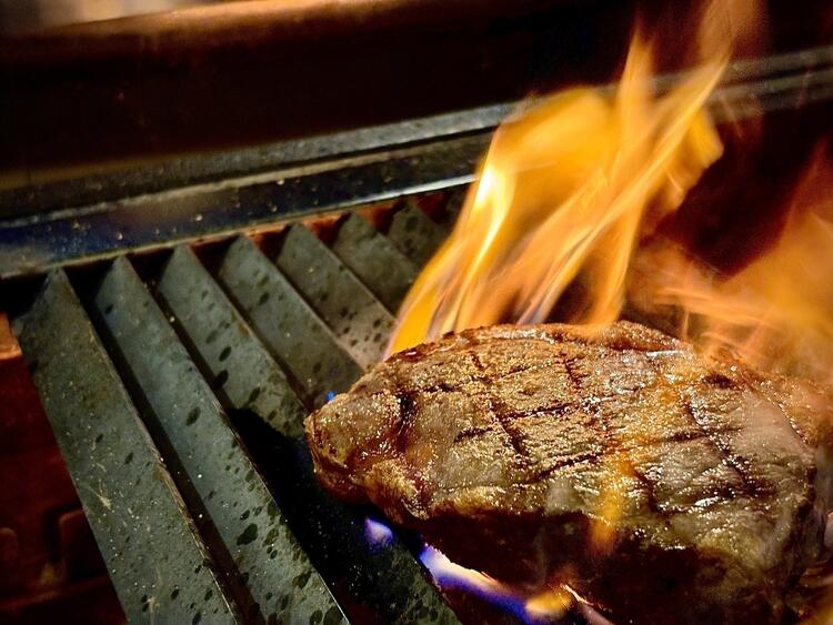 肉の選定から火入れまですべてを学べます