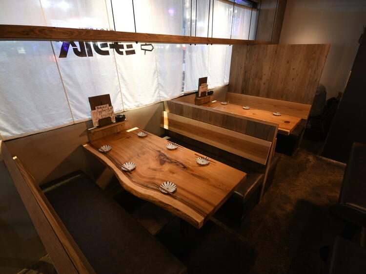落ち着いた雰囲気の店内