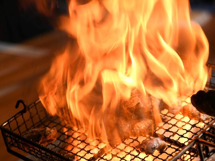 豪快に焼き上げる炉端焼きが自慢！
