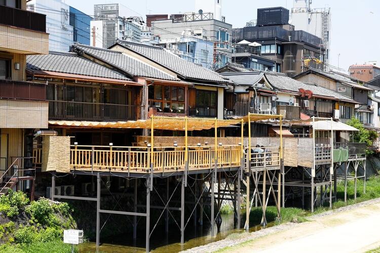 鴨川沿いのお店。京都の四季を堪能できます