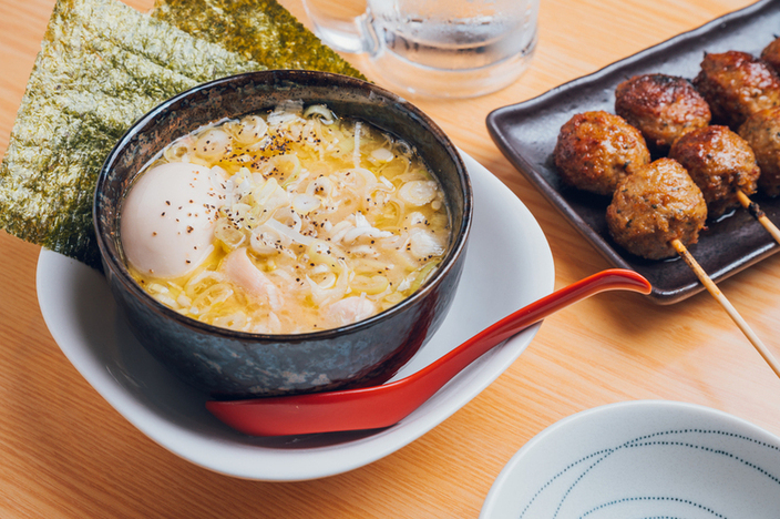 焼鳥＆名物〈鶏の煮込み〉が人気メニュー★
