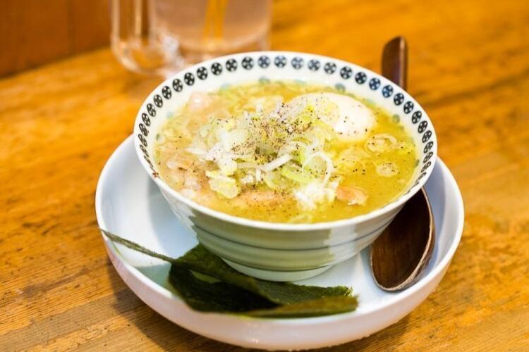 焼鳥＆名物〈鶏の煮込み〉が人気メニュー★