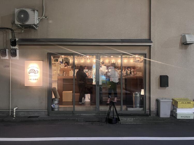 手前は立ち飲み、奥が着席スペースです。