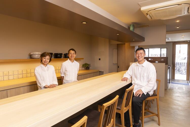 樹齢300年を超える檜の一枚板カウンター