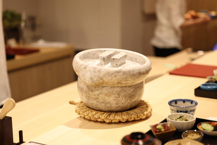 土鍋で炊き上げる、つやつやのご飯。