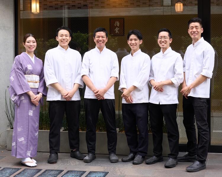 閑静な通り沿いに構えております