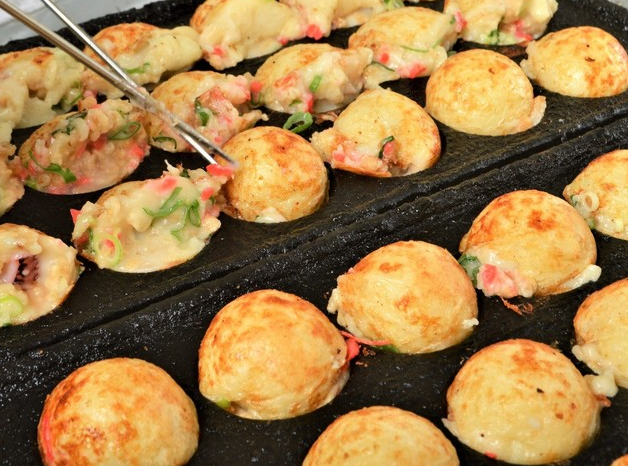 名物のたこ焼きは店長が焼くので安心です♪
