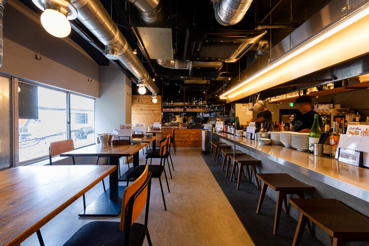 店内はスタイリッシュな雰囲気！最大60席