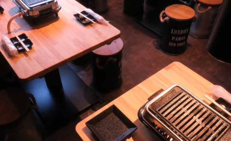 オープンキッチンでお客様との距離が近い♪