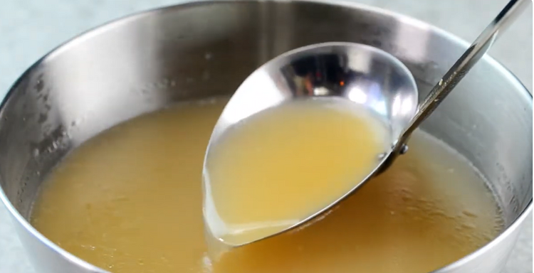 牛骨を10時間煮込んだ自慢のスープです！