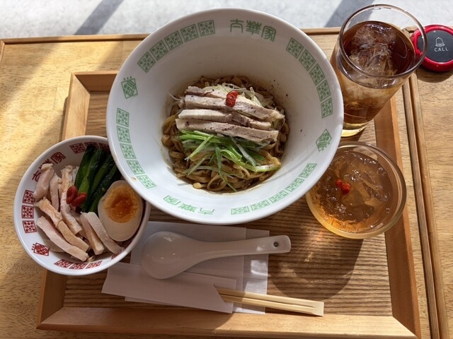 平たい太麺が特徴！ネギ油拌麺（バンメン）