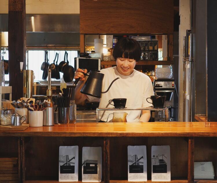 コーヒーは一杯ずつハンドドリップで抽出