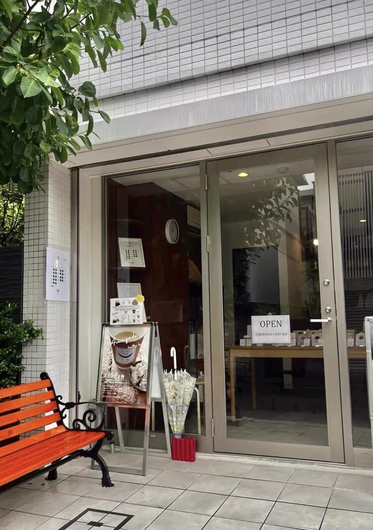 お店の前のベンチでお食事もできます！