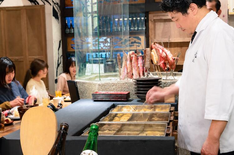お客様の目の前で調理する〈海鮮炉端焼き〉