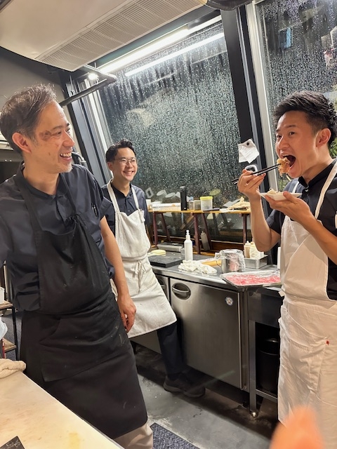 営業がひと段落すれば試食＆談笑タイム