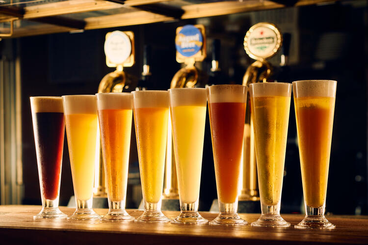 チキンにかぶりついてビールをがぶ飲み！