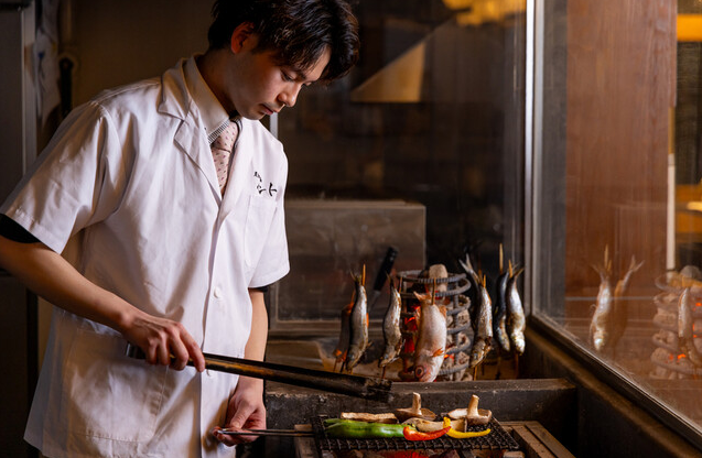 香ばしい炭焼や炉端料理が自慢のお店！