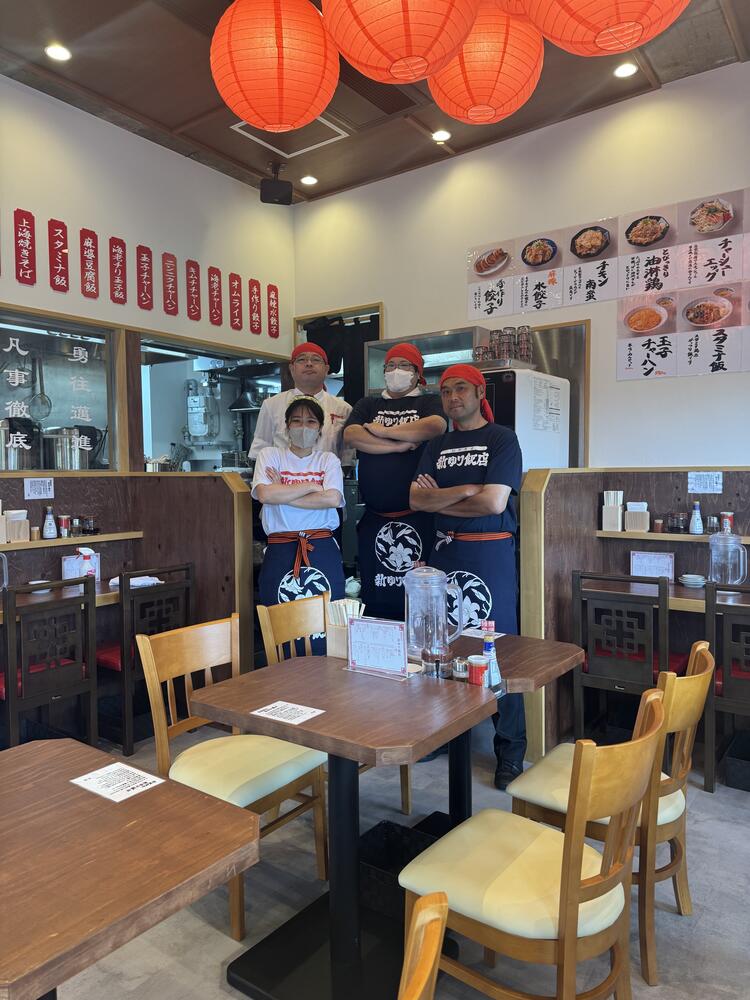 カウンター中心の明るい店内♪