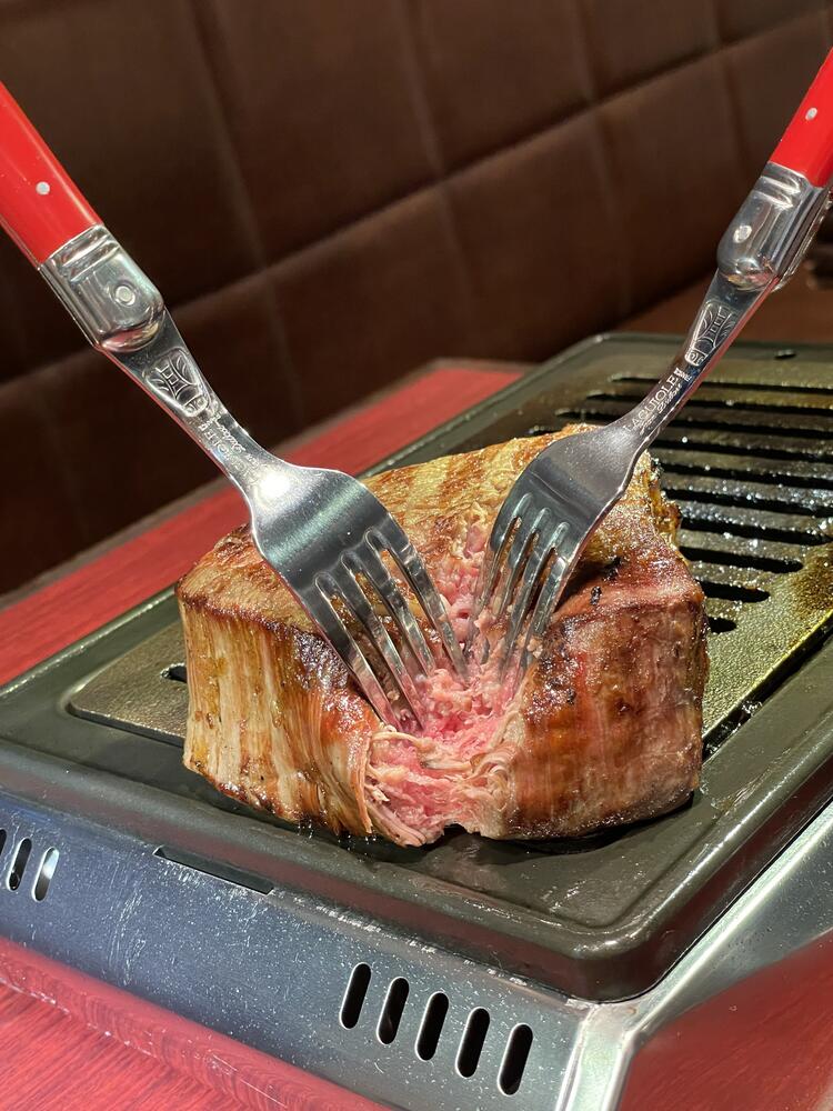ヒレ肉をフォークで割いて提供します