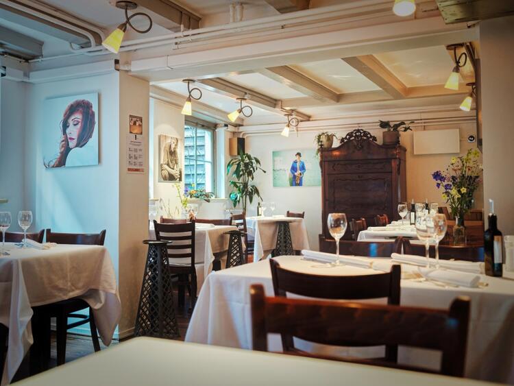 16世紀建築の歴史的建造物がお店です。