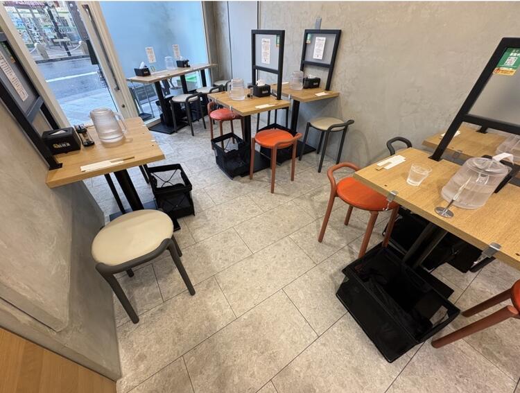 全13席の店内です