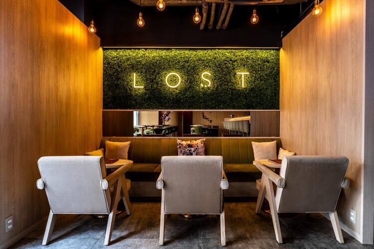 LOSTロゴが迎えるラウンジエリア