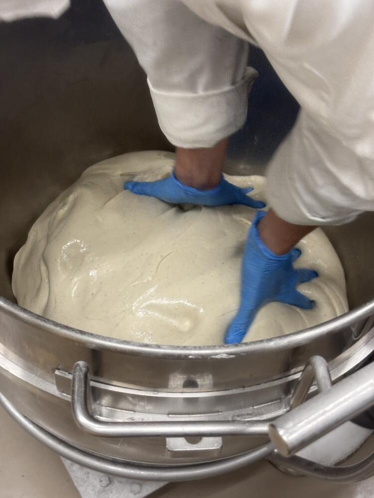 ピザ生地をミキサーでこねます
