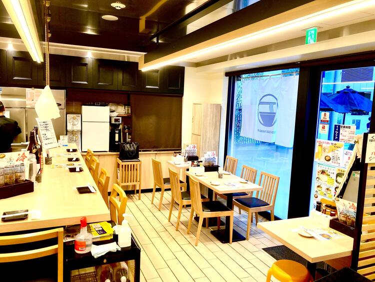 夜はカジュアルな酒場に変身♪