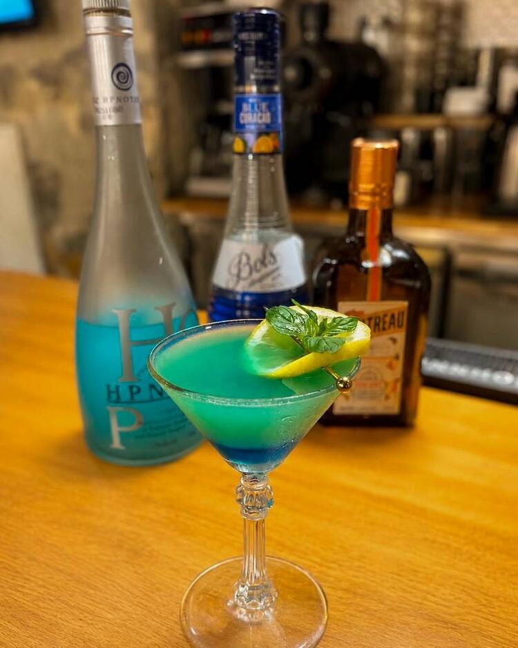 カクテルやお酒の知識も得られます