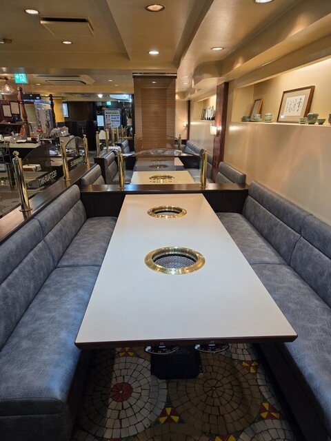 広くて明るい店内は笑い声であふれています